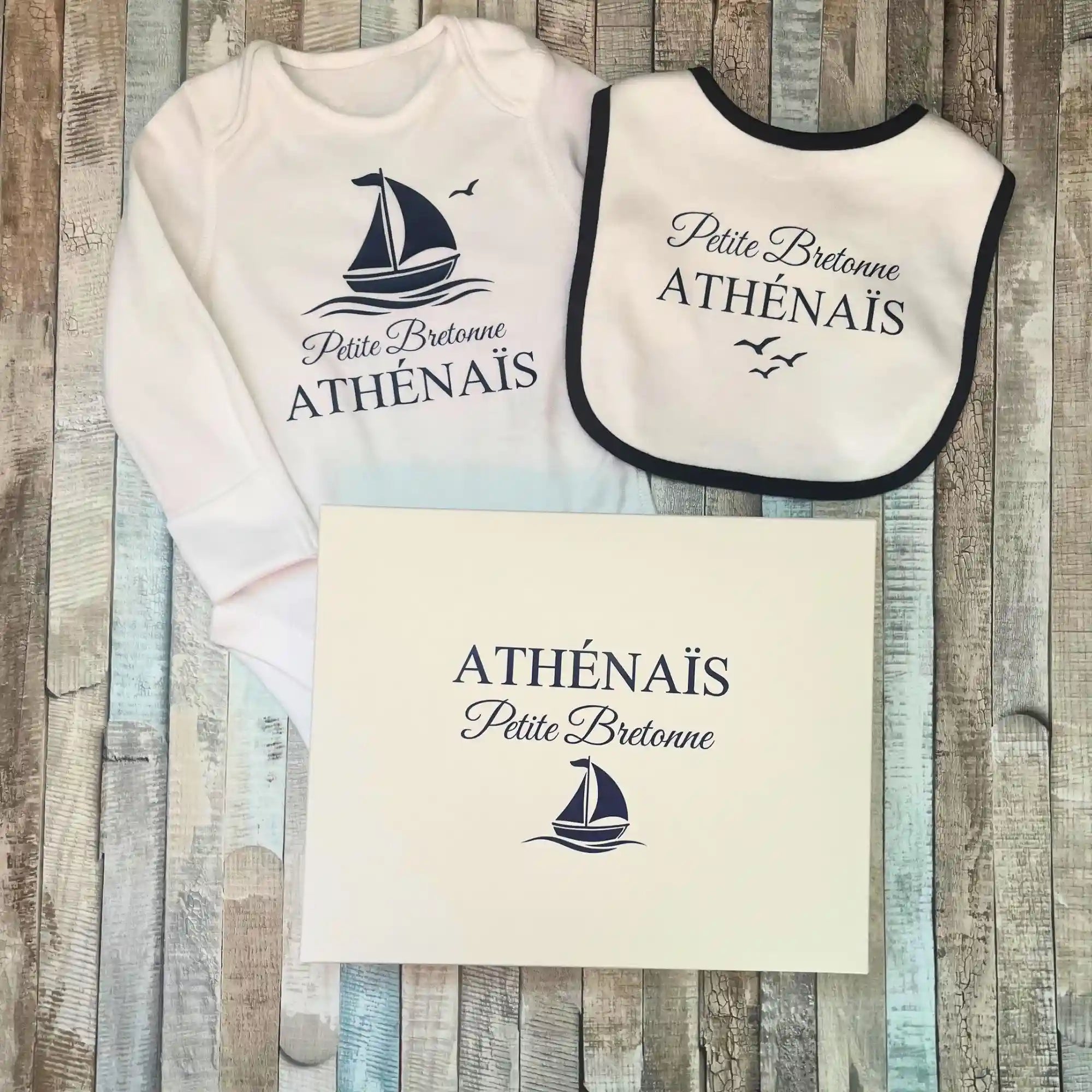 Coffret cadeau naissance personnalisé Petite Bretonne avec body, bavoir et boîte assortie