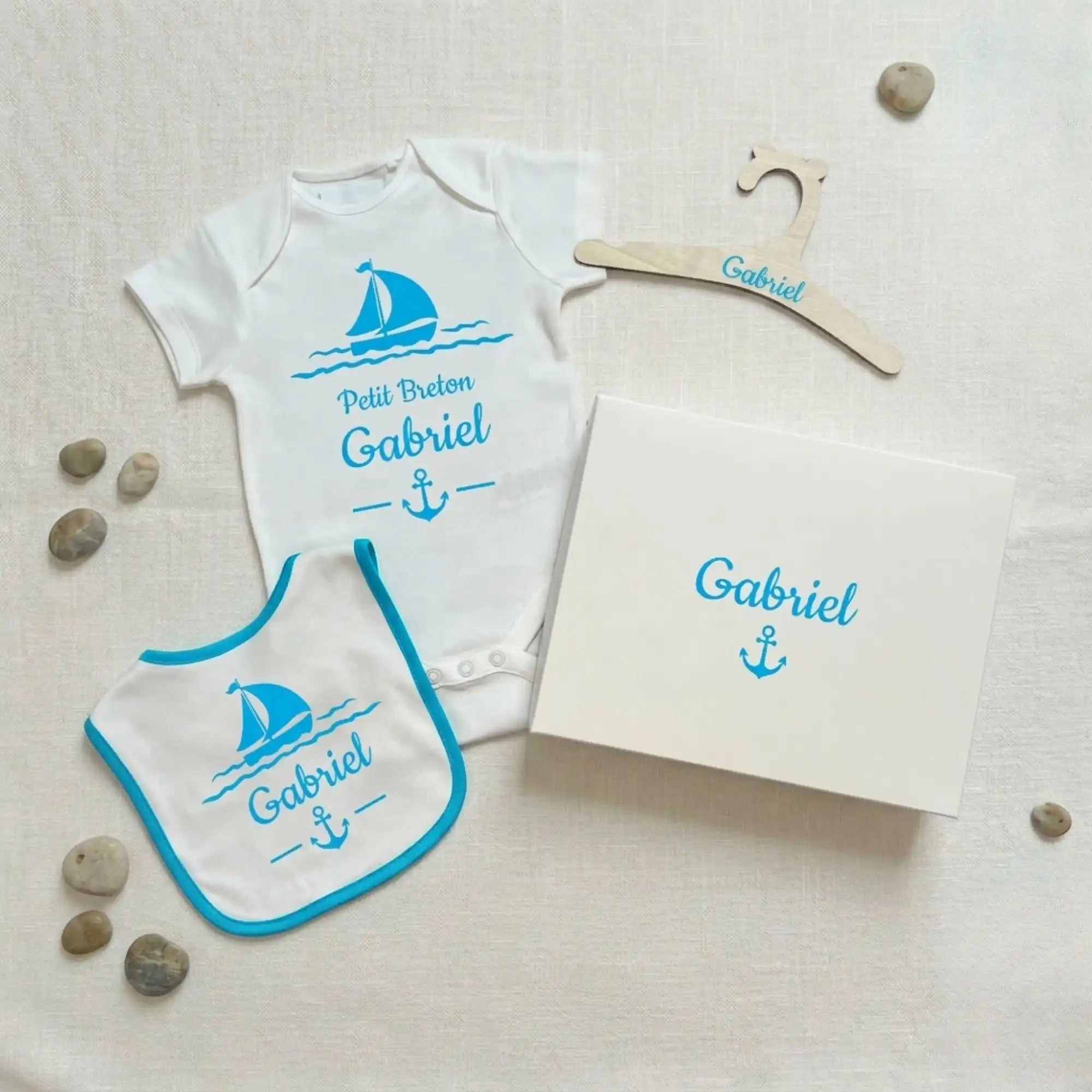 Ensemble cadeau bébé garçon bleu clair personnalisé avec prénom, thème marin voilier et ancre