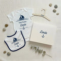 Coffret naissance personnalisé garçon bleu marine Petit Breton avec body, bavoir et boîte cadeau au prénom.