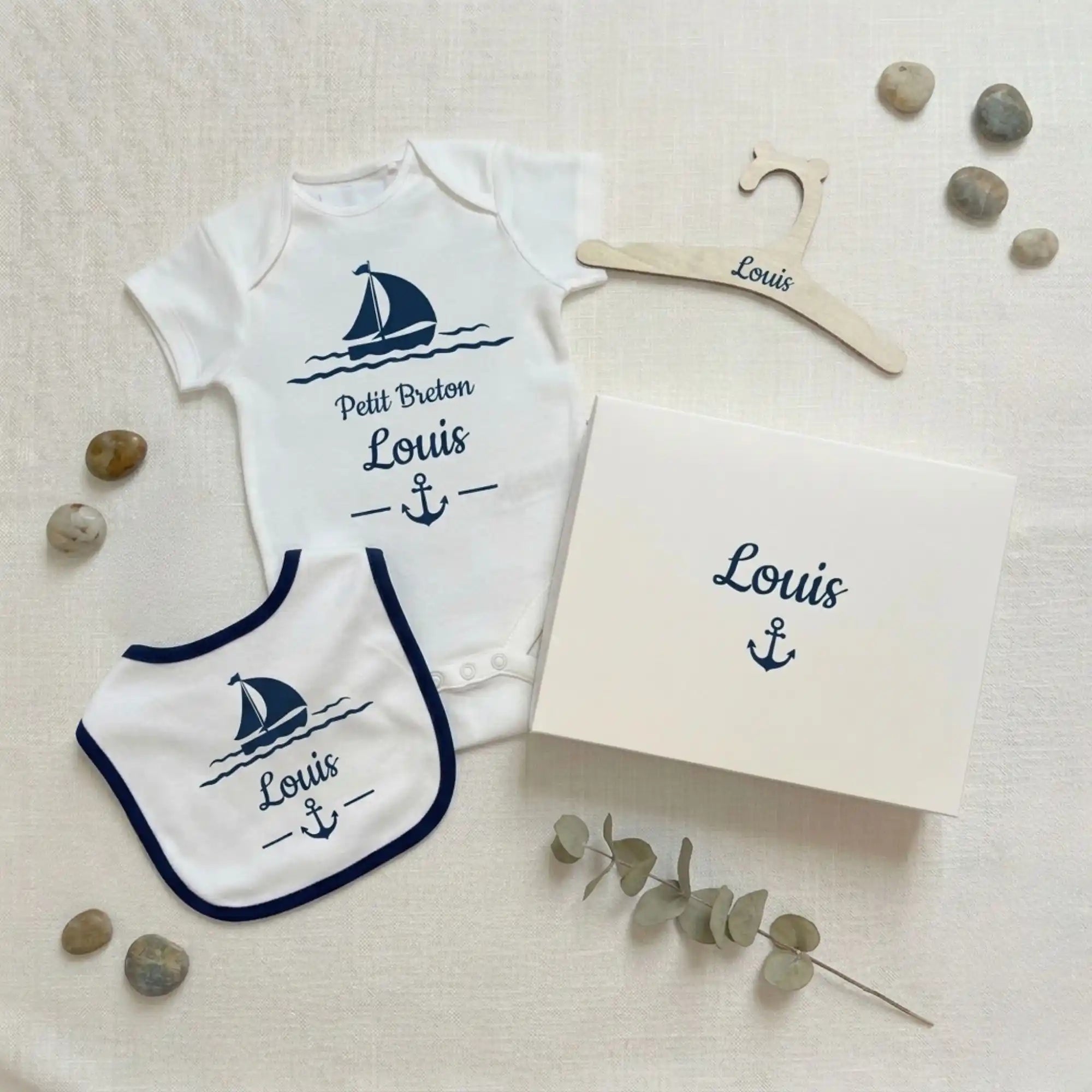 Coffret naissance personnalisé garçon bleu marine Petit Breton avec body, bavoir et boîte cadeau au prénom.