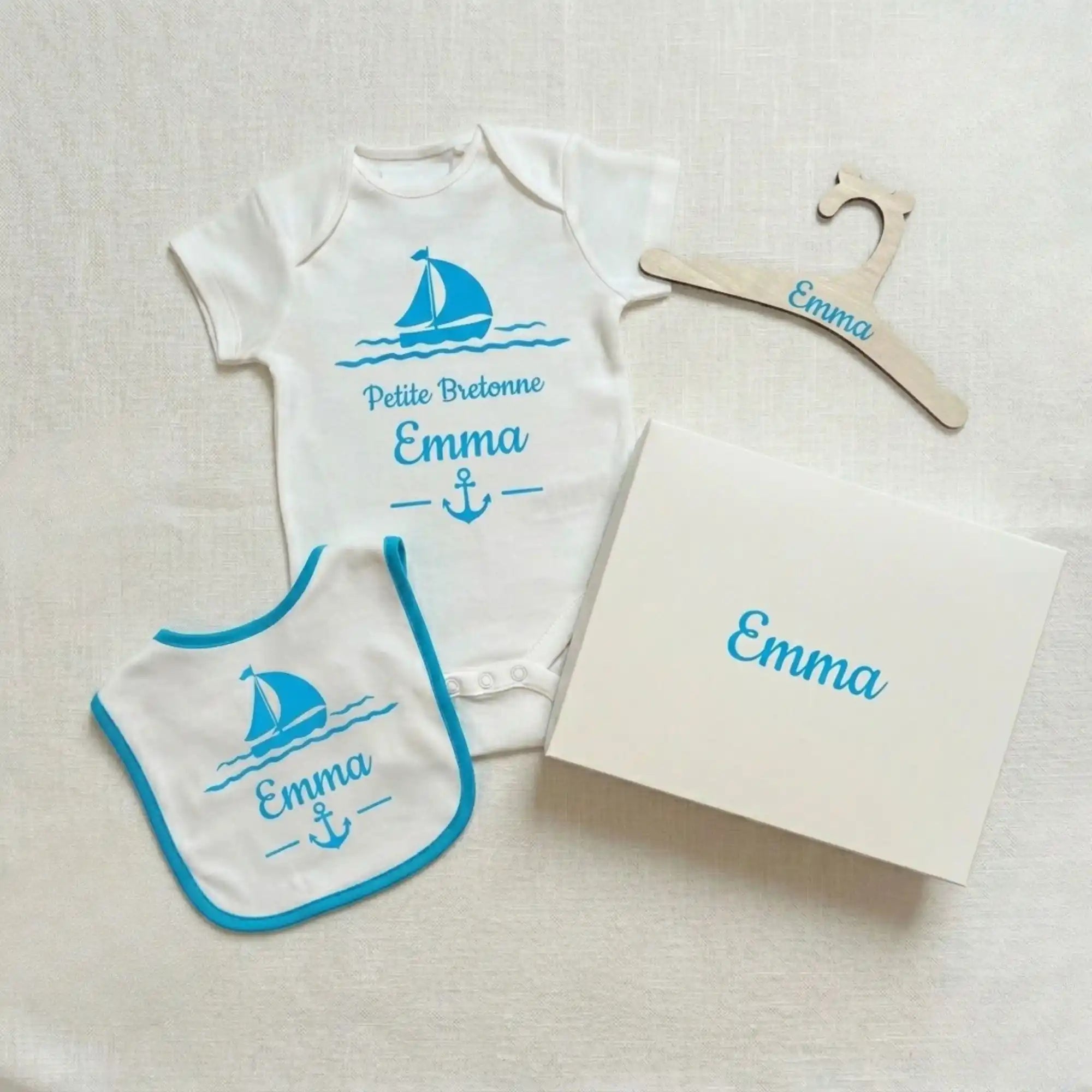 Ensemble cadeau naissance personnalisé bleu clair Petite Bretonne avec boîte personnalisée au prénom Emma.
