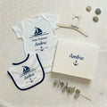 Pack cadeau bébé fille bleu marine personnalisé avec prénom Ambre, thème marin breton.