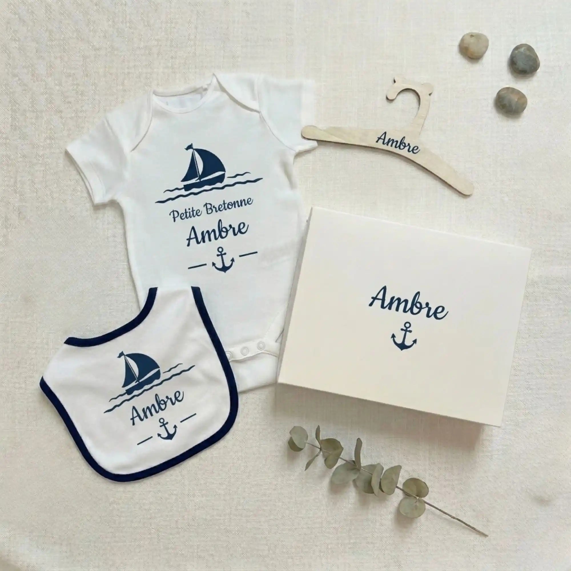Pack cadeau bébé fille bleu marine personnalisé avec prénom Ambre, thème marin breton.