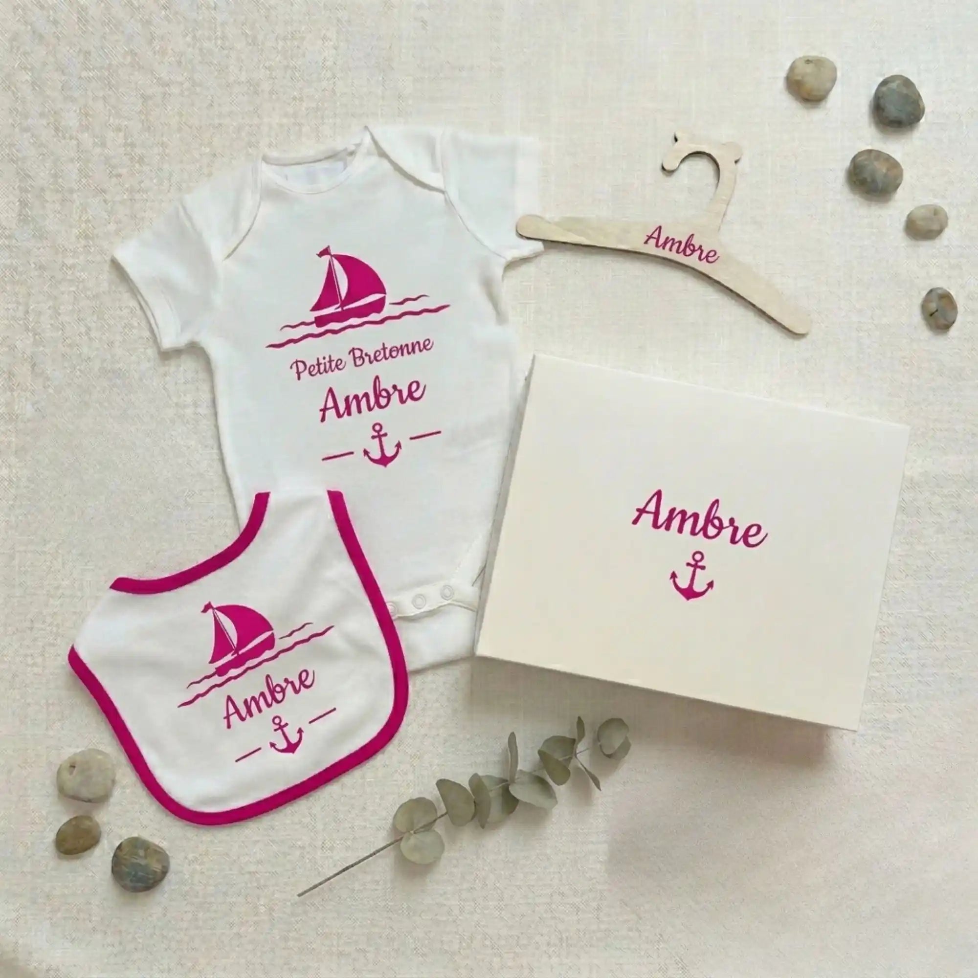 Coffret cadeau naissance fille rose framboise personnalisé Petite Bretonne avec body, bavoir et cintre en bois