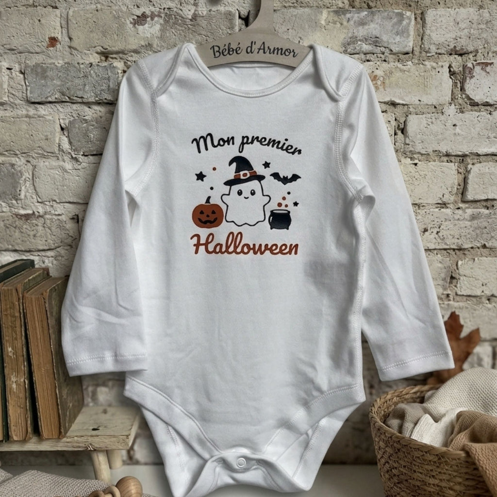 Body de bébé blanc manches longues en coton "Mon premier Halloween" personnalisable avec illustration fantôme mignon et citrouille.