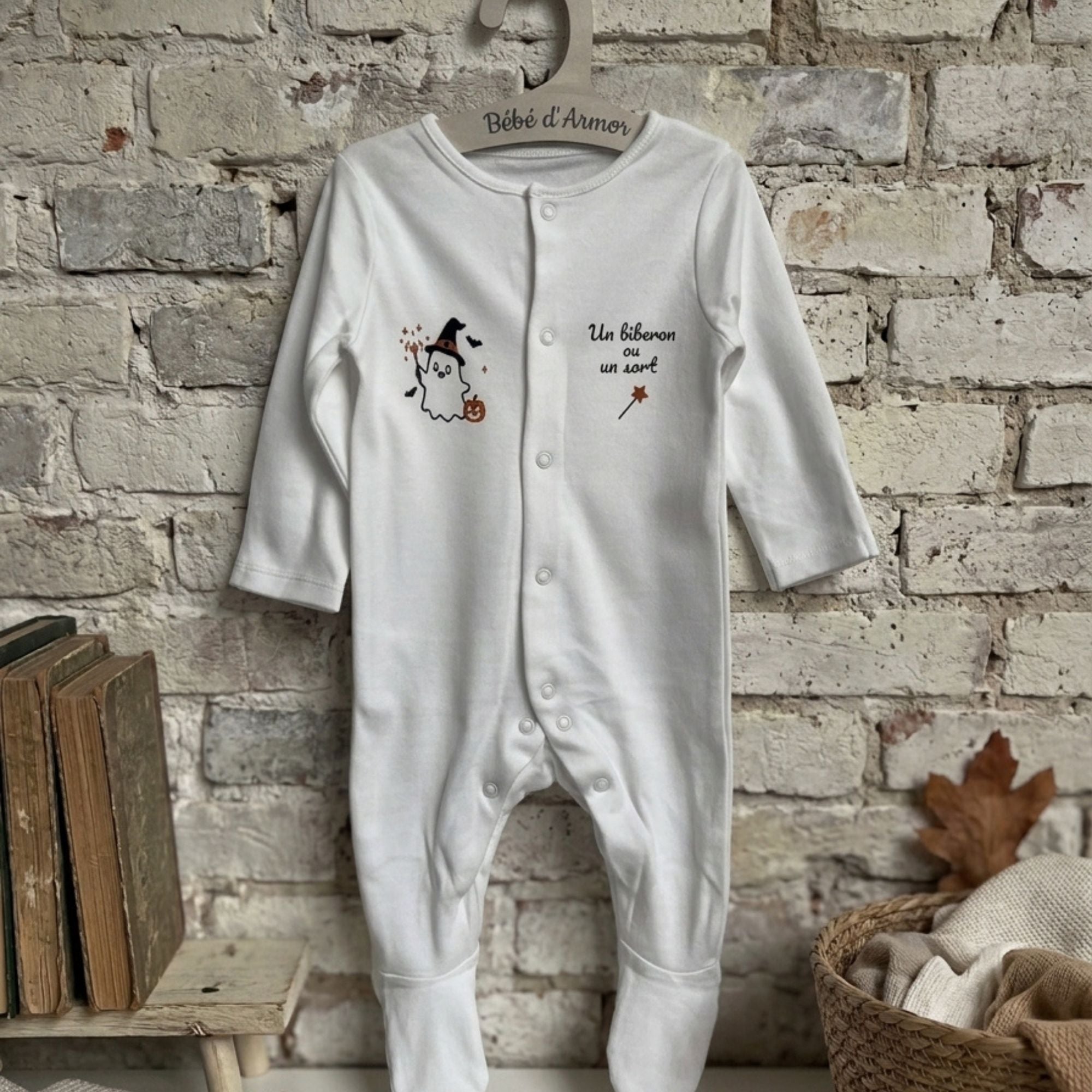 Pyjama bébé blanc Halloween avec motif fantôme sorcier et inscription Un biberon ou un sort.