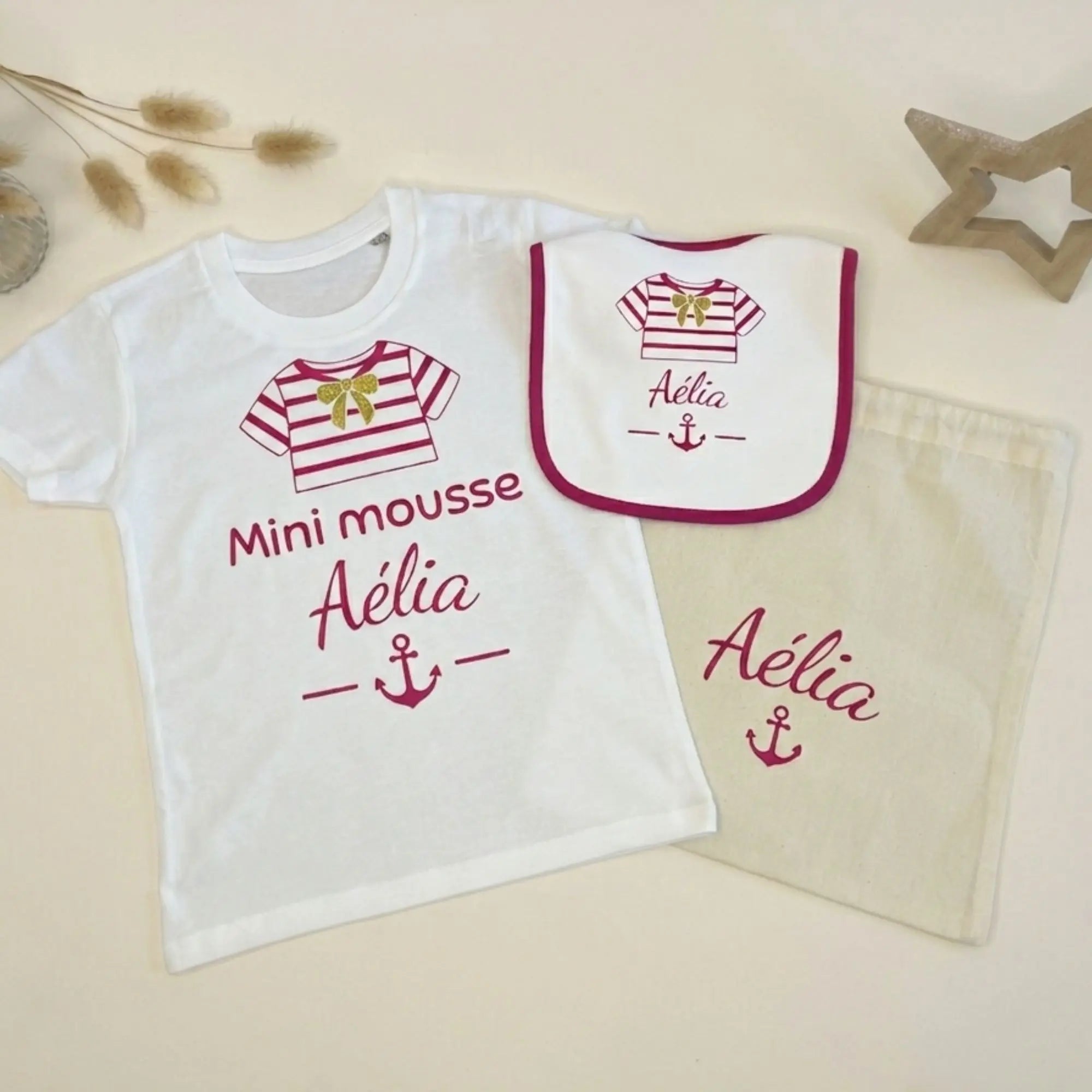 Ensemble bébé personnalisé Mini Mousse de Bébé d'Armor avec t-shirt, bavoir et pochon, style marin breton