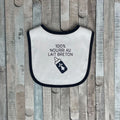 Bavoir bébé blanc bordure noire avec inscription 100% Nourri au Lait Breton et illustration de biberon à hermine bretonne.