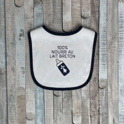 Bavoir bébé blanc bordure noire avec inscription 100% Nourri au Lait Breton et illustration de biberon à hermine bretonne.