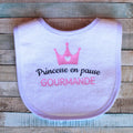 Bavoir bébé brodé 'Princesse en pause gourmande' rose et blanc