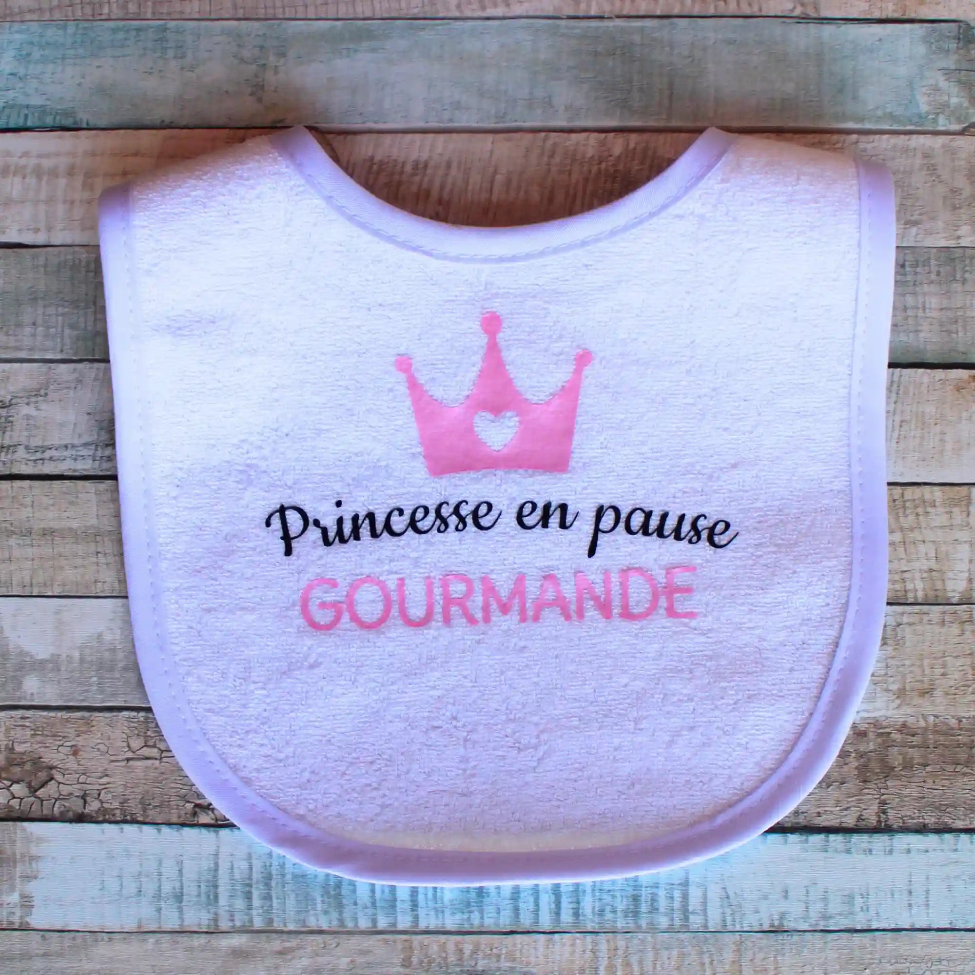 Bavoir bébé brodé 'Princesse en pause gourmande' rose et blanc
