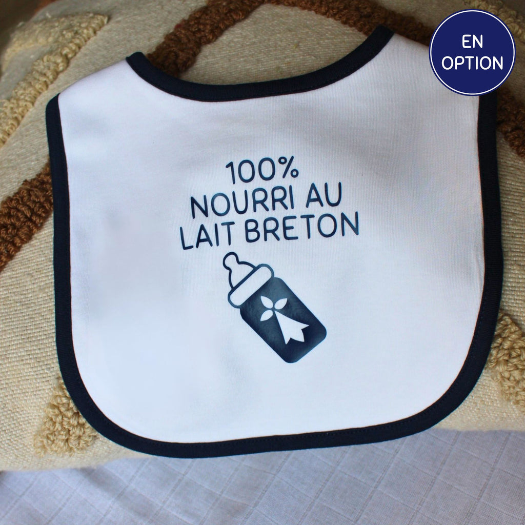 Bavoir blanc pour bébé avec liseré noir, personnalisé avec l'inscription humoristique 100% nourri au lait breton et une illustration de biberon avec une hermine.