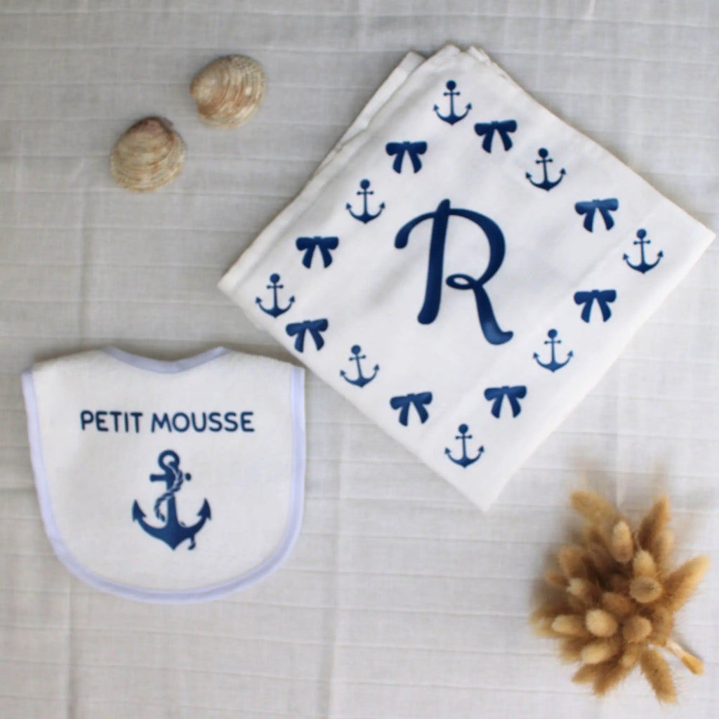 bavoir petit mousse bleu royal avec ancre marine et lange avec lettre majuscule et petits noeud