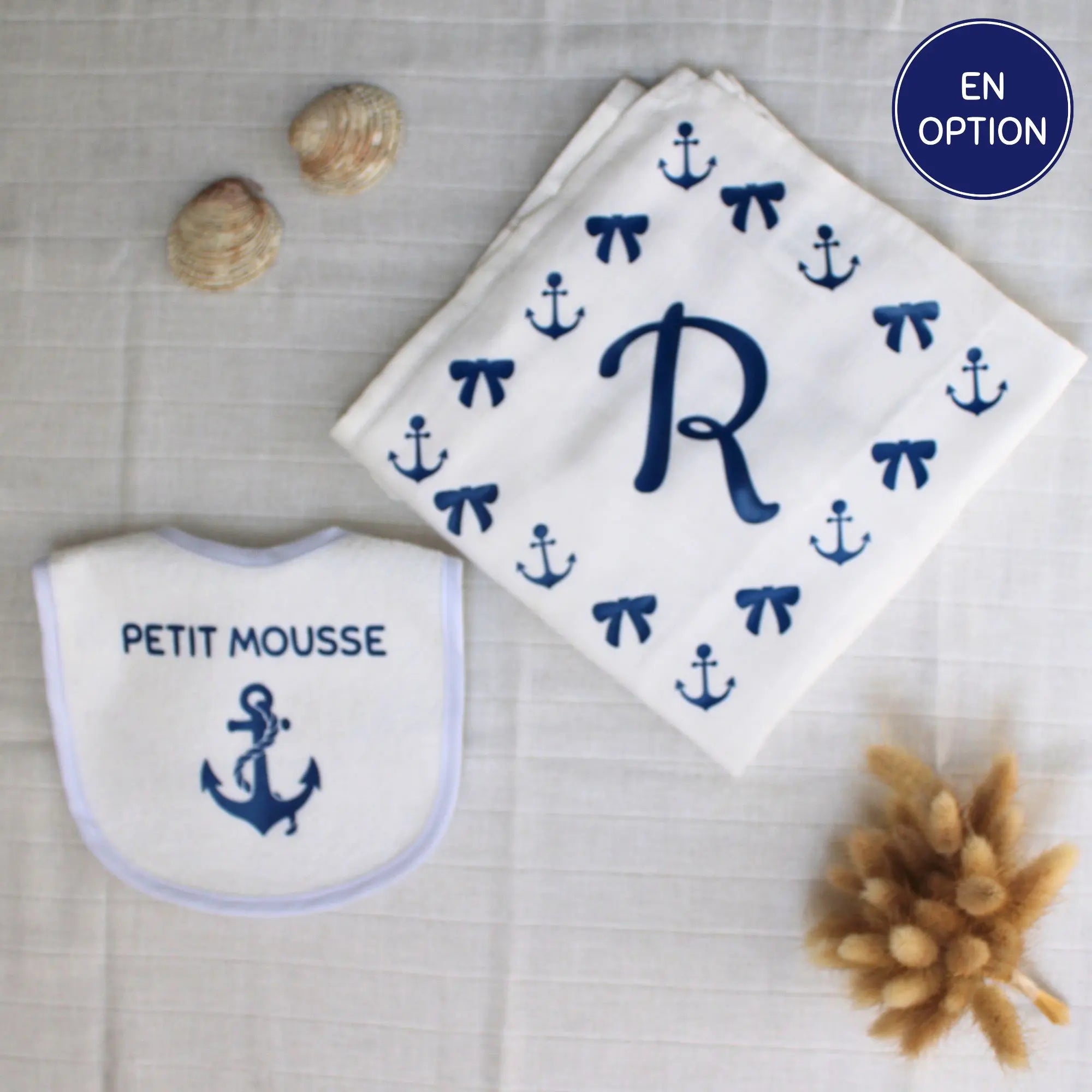 bavoir petit mousse bleu royal avec ancre marine et lange avec lettre majuscule et petits noeud en option