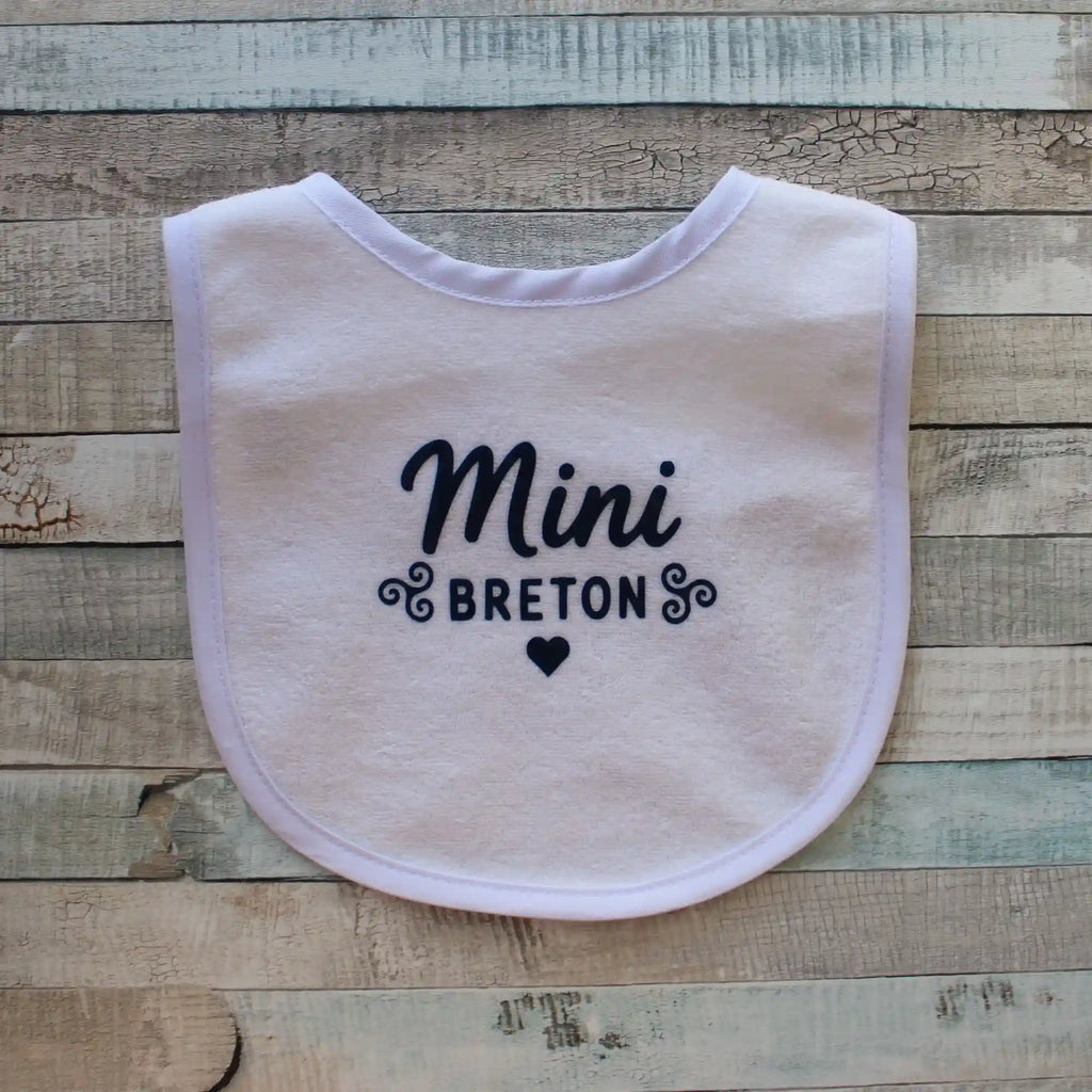 Bavoir Mini Breton en coton blanc avec broderie bleue, cadeau de naissance breton pour bébé, bavoir personnalisé Bretagne.