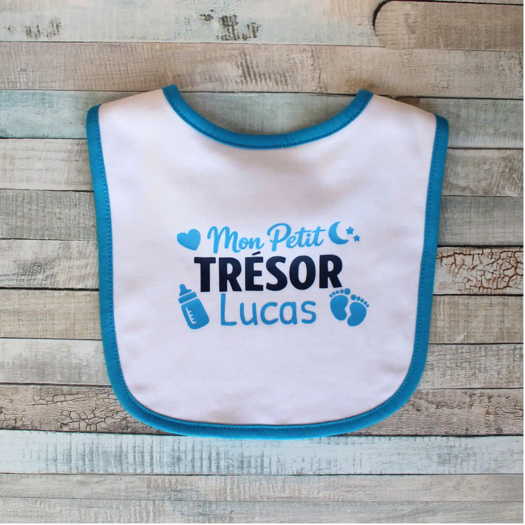Bavoir bébé blanc personnalisé avec liseré bleu et inscription « Mon Petit TRÉSOR Lucas »