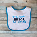 Bavoir bébé blanc personnalisé avec liseré bleu et inscription « Mon Petit TRÉSOR Lucas »