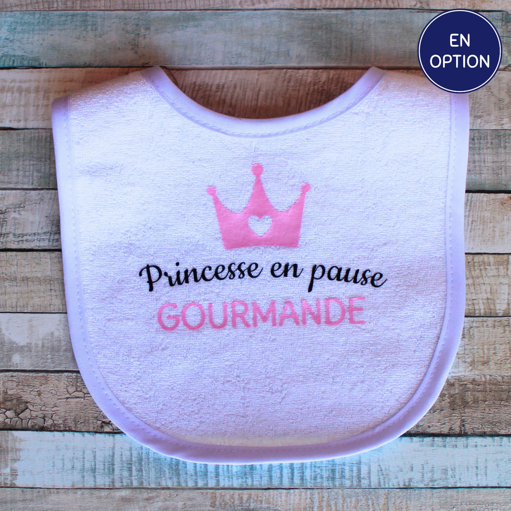 Bavoir éponge blanc pour bébé avec broderie rose Princesse en pause gourmande et couronne.