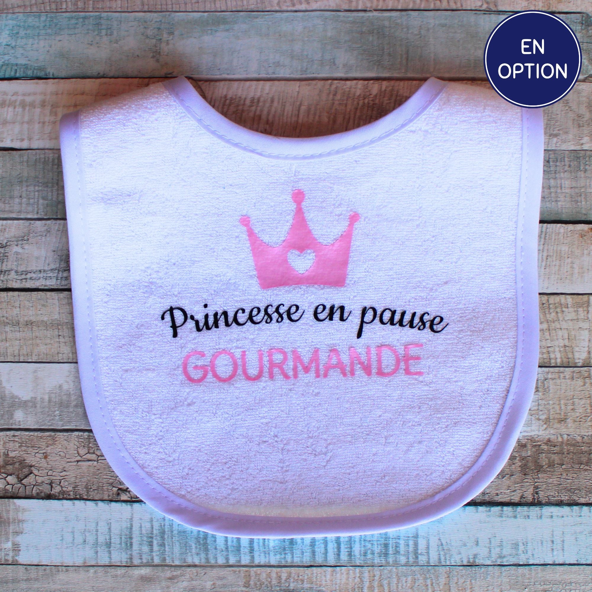 Bavoir éponge blanc pour bébé avec broderie rose Princesse en pause gourmande et couronne.