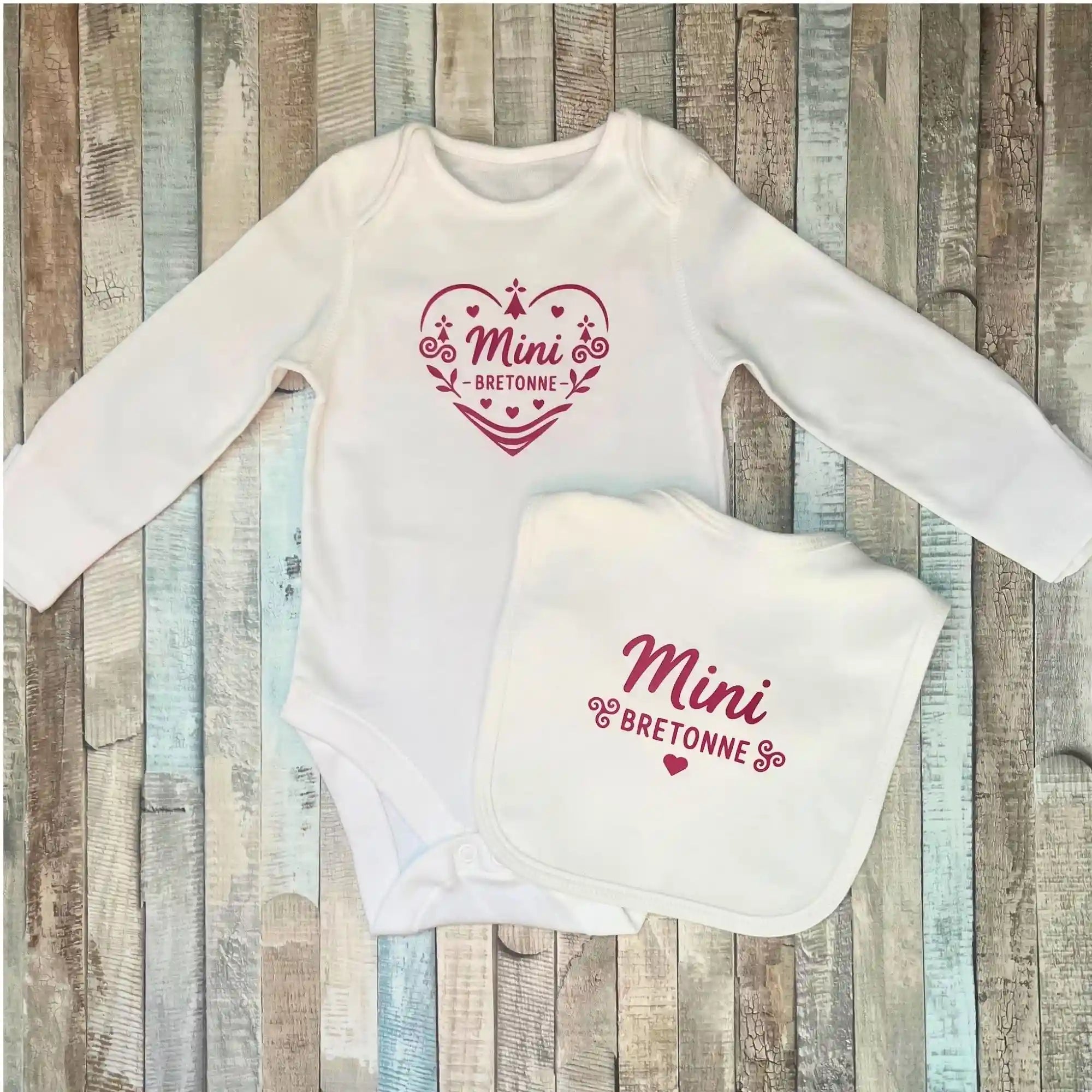 Coffret naissance bébé blanc avec body manches longues et bavoir assorti motif cœur breton Mini Bretonne
