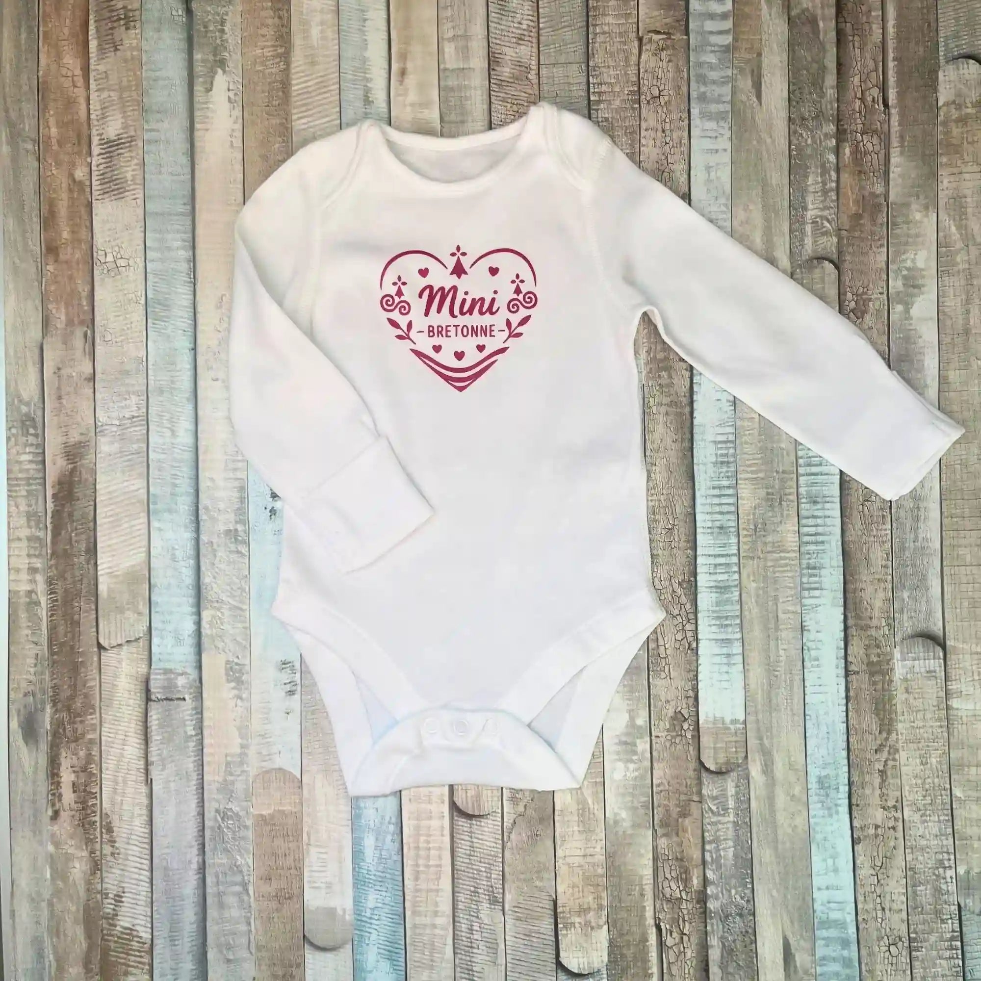 Body bébé blanc manches longues personnalisé avec inscription Mini Bretonne dans un grand cœur rose