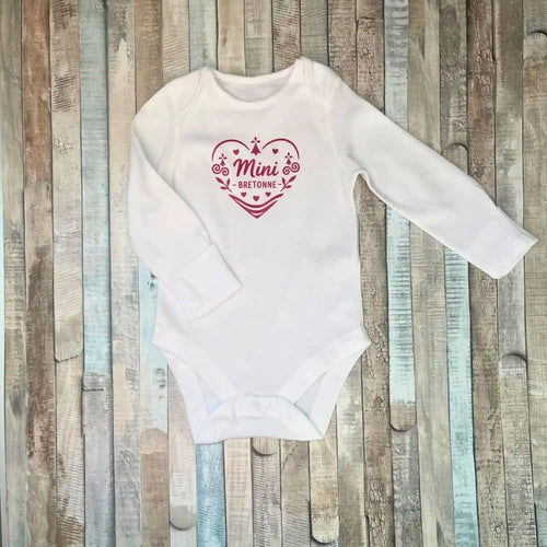 Body bébé blanc manches longues personnalisé avec inscription Mini Bretonne dans un grand cœur rose