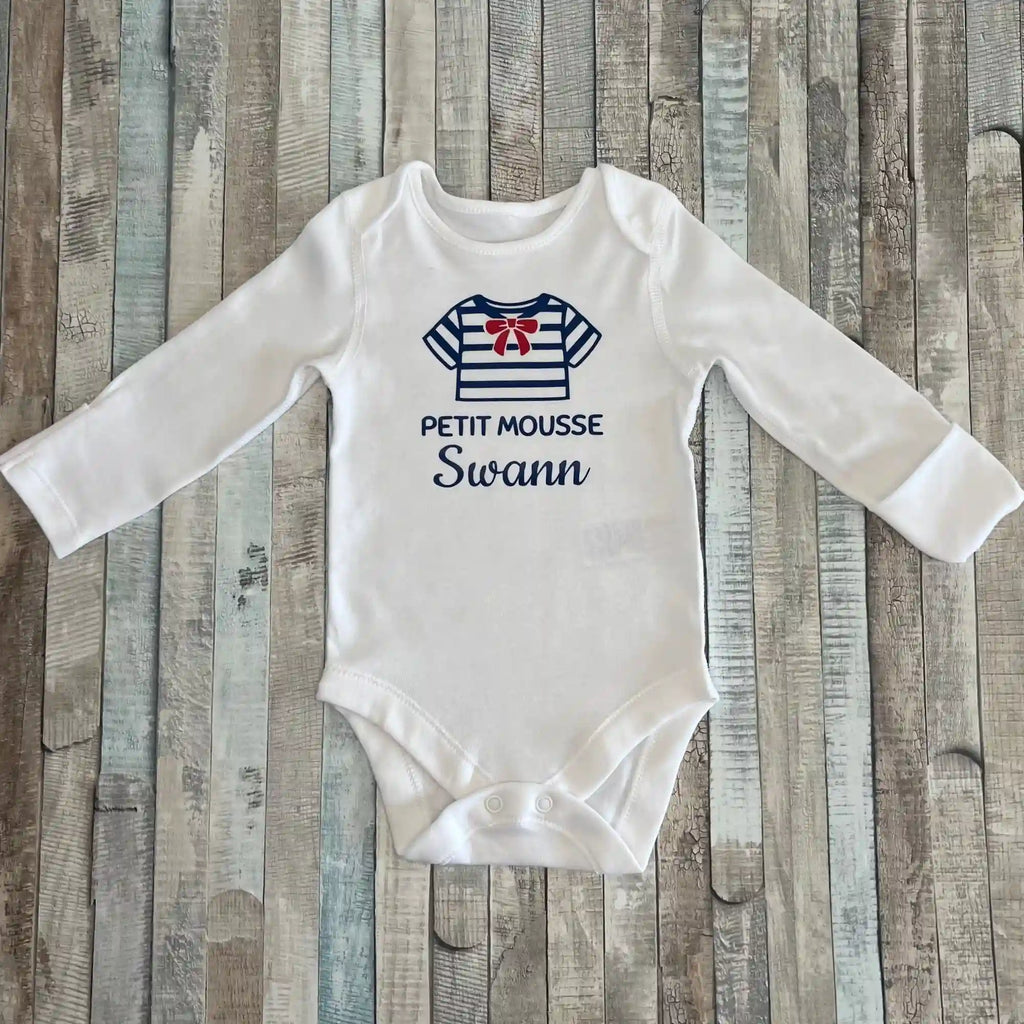 Body blanc pour bébé en coton personnalisé avec le prénom personnalisé et l'inscription petit mousse, et une marinière à noeud rouge