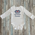Body blanc pour bébé en coton personnalisé avec le prénom personnalisé et l'inscription petit mousse, et une marinière à noeud rouge