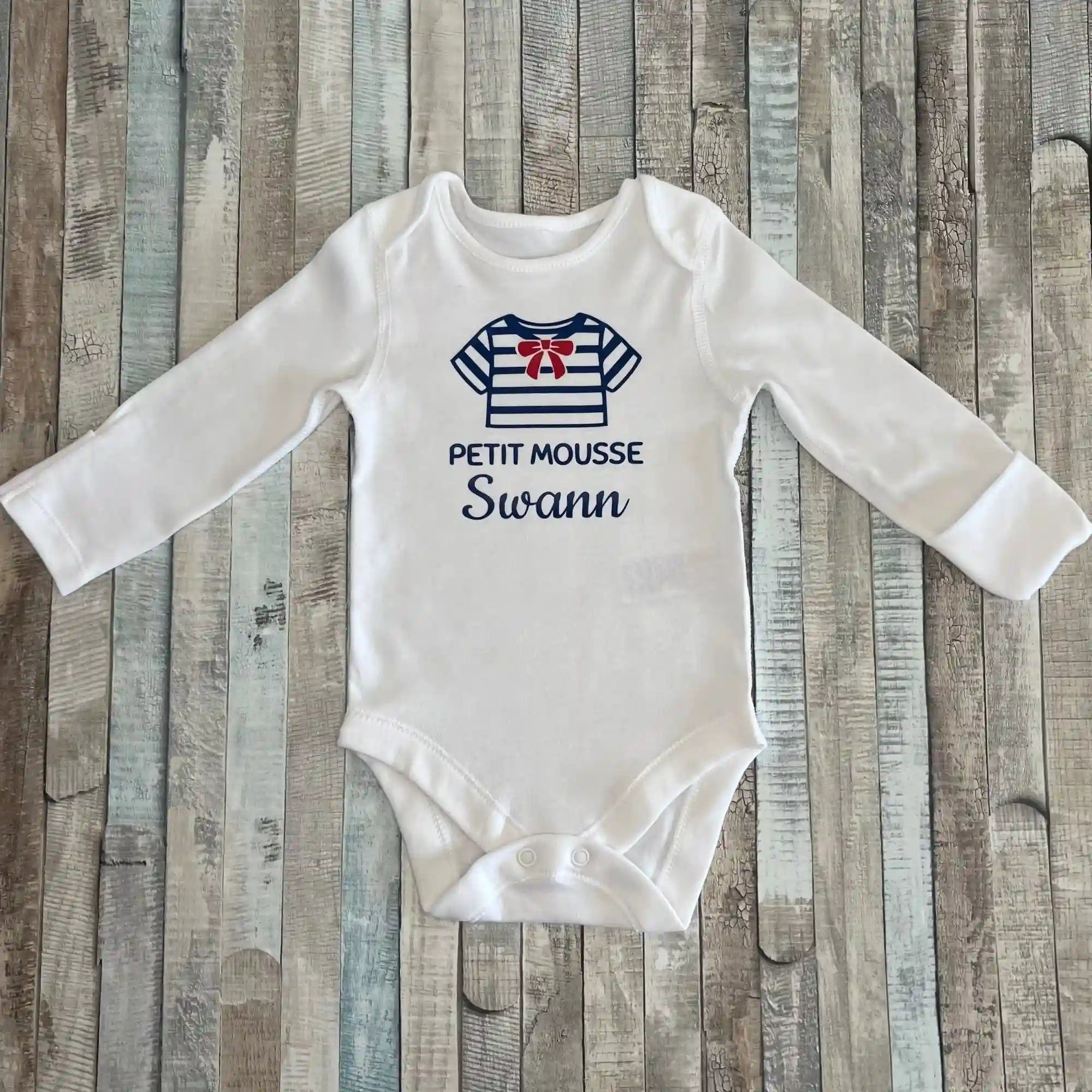 Body blanc pour bébé en coton personnalisé avec le prénom personnalisé et l'inscription petit mousse, et une marinière à noeud rouge
