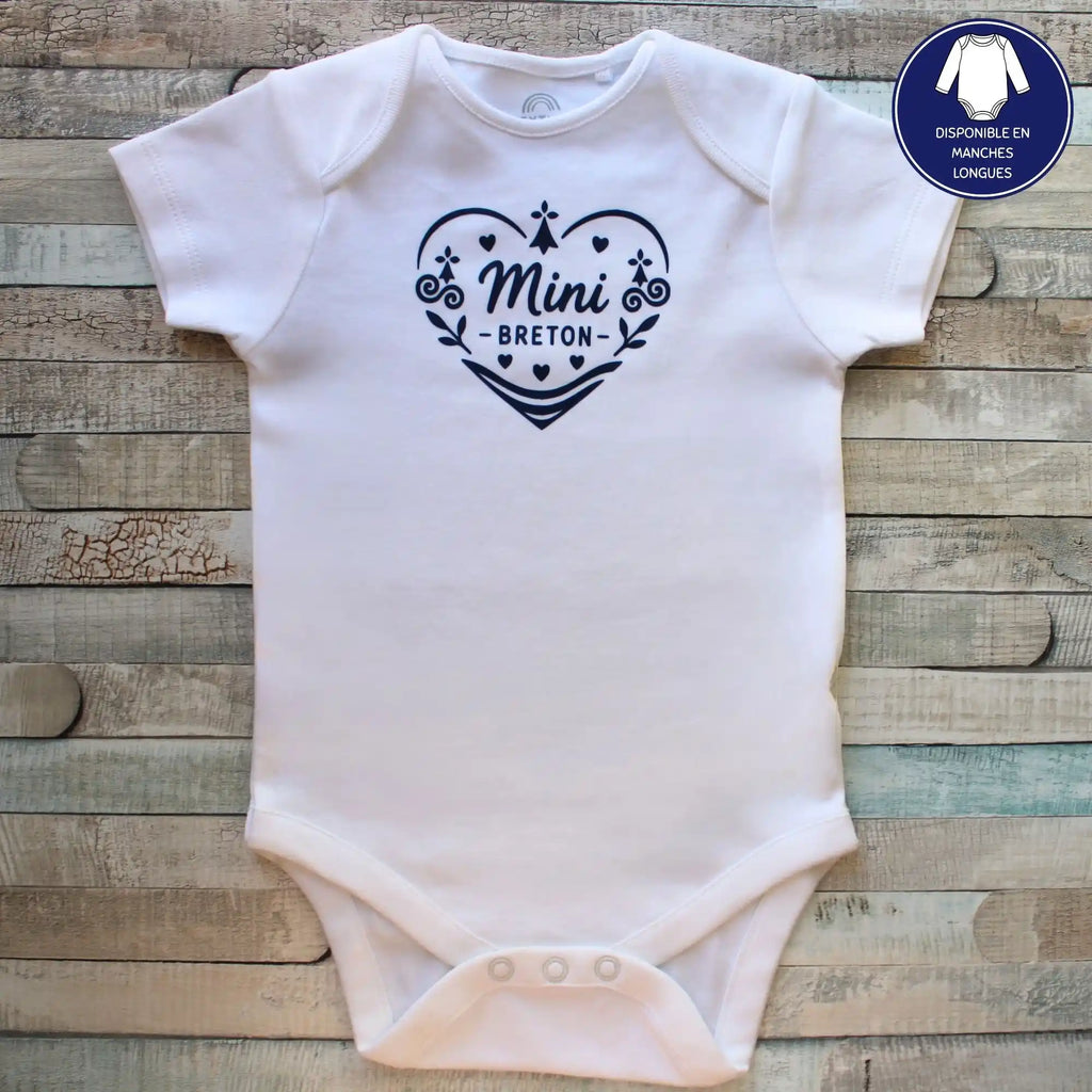 Body bébé Mini Breton blanc, marquage cœur breton bleu, body disponible manches longues, vêtement bébé breton, cadeau naissance Bretagne.