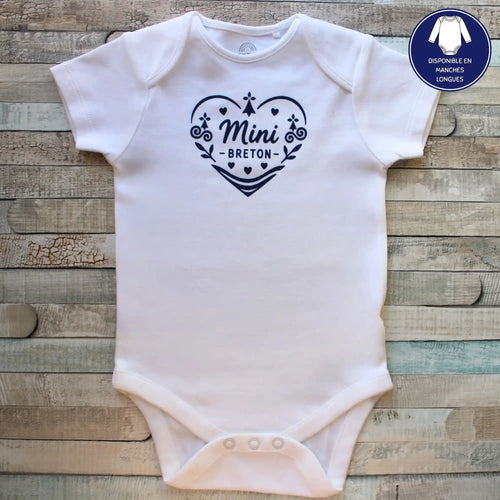 Body bébé Mini Breton blanc, marquage cœur breton bleu, body disponible manches longues, vêtement bébé breton, cadeau naissance Bretagne.