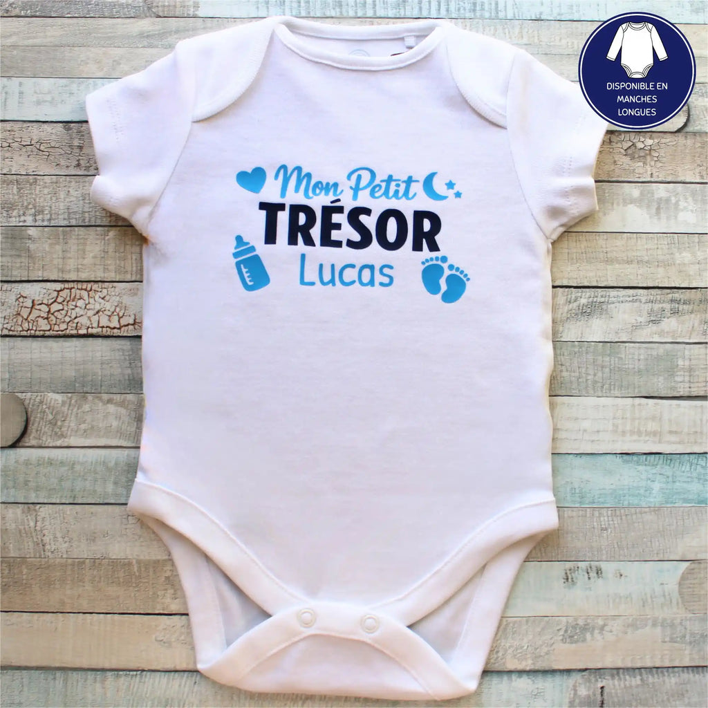 Body bébé blanc à manches courtes personnalisé avec le prénom Lucas et le texte « Mon Petit TRÉSOR »