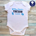 Body bébé blanc à manches courtes personnalisé avec le prénom Lucas et le texte « Mon Petit TRÉSOR »
