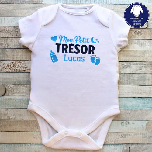 Body bébé blanc à manches courtes personnalisé avec le prénom Lucas et le texte « Mon Petit TRÉSOR »