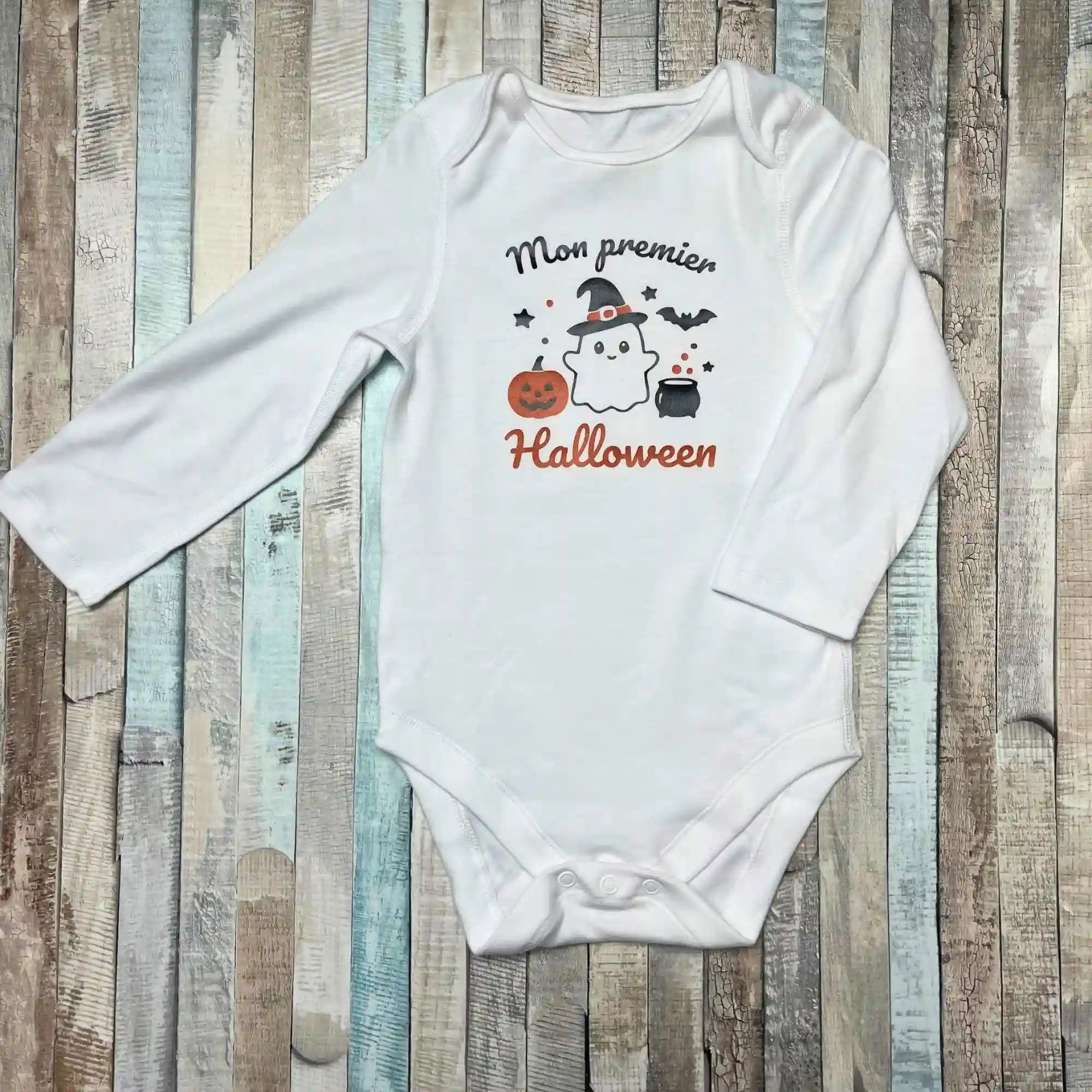 Body de bébé blanc manches longues en coton "Mon premier Halloween" sans prénom avec illustration fantôme mignon et citrouille.