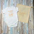 Body bébé blanc personnalisé « Mamie prépare les crêpes j'arrive » avec pochon en tissu « J'ai un petit secret pour toi » pour annonce de grossesse.