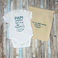 Body bébé blanc personnalisé « Papi prépare ton ciré j'arrive » avec pochon en tissu « J'ai un petit secret pour toi » pour annonce de grossesse.
