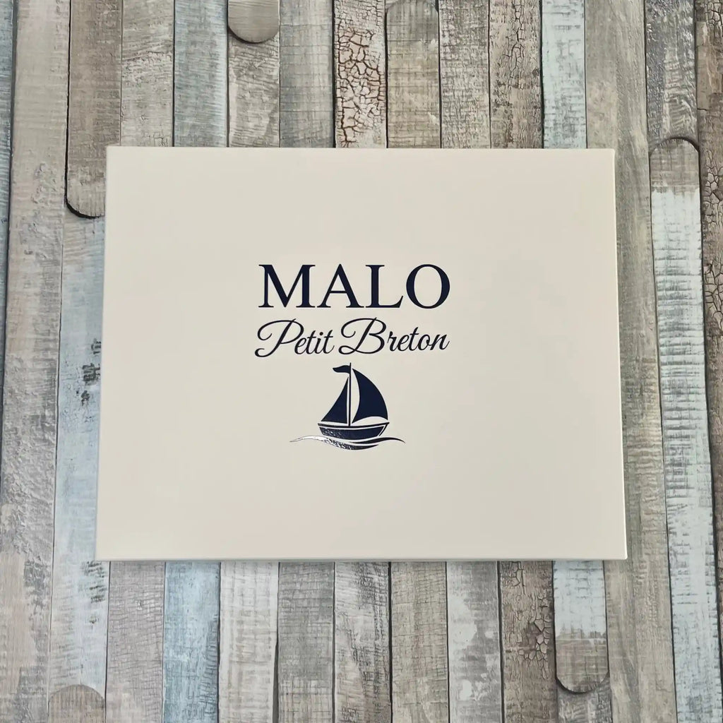 boite cadeau pour coffret petit breton avec prénom personnalisé et voilier bleu marine