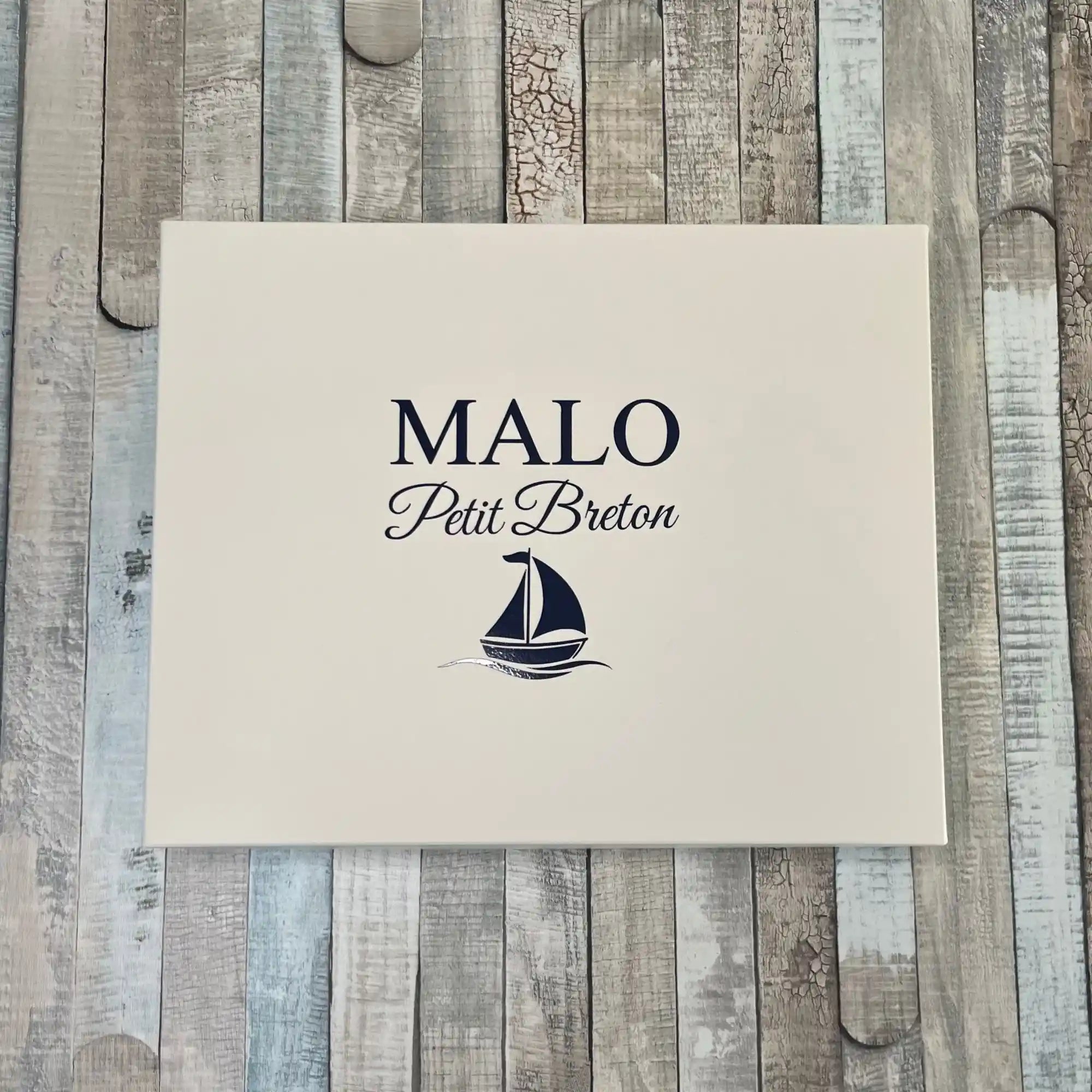 boite cadeau pour coffret petit breton avec prénom personnalisé et voilier bleu marine