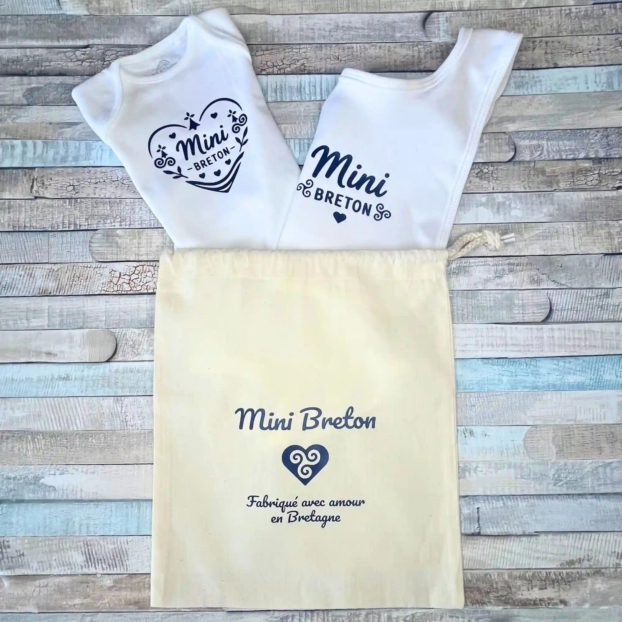 Coffret cadeau de naissance Mini Breton, kit bébé breton complet avec body, bavoir et pochon en coton, idée cadeau bébé Bretagne, produits bébés personnalisés en Bretagne.