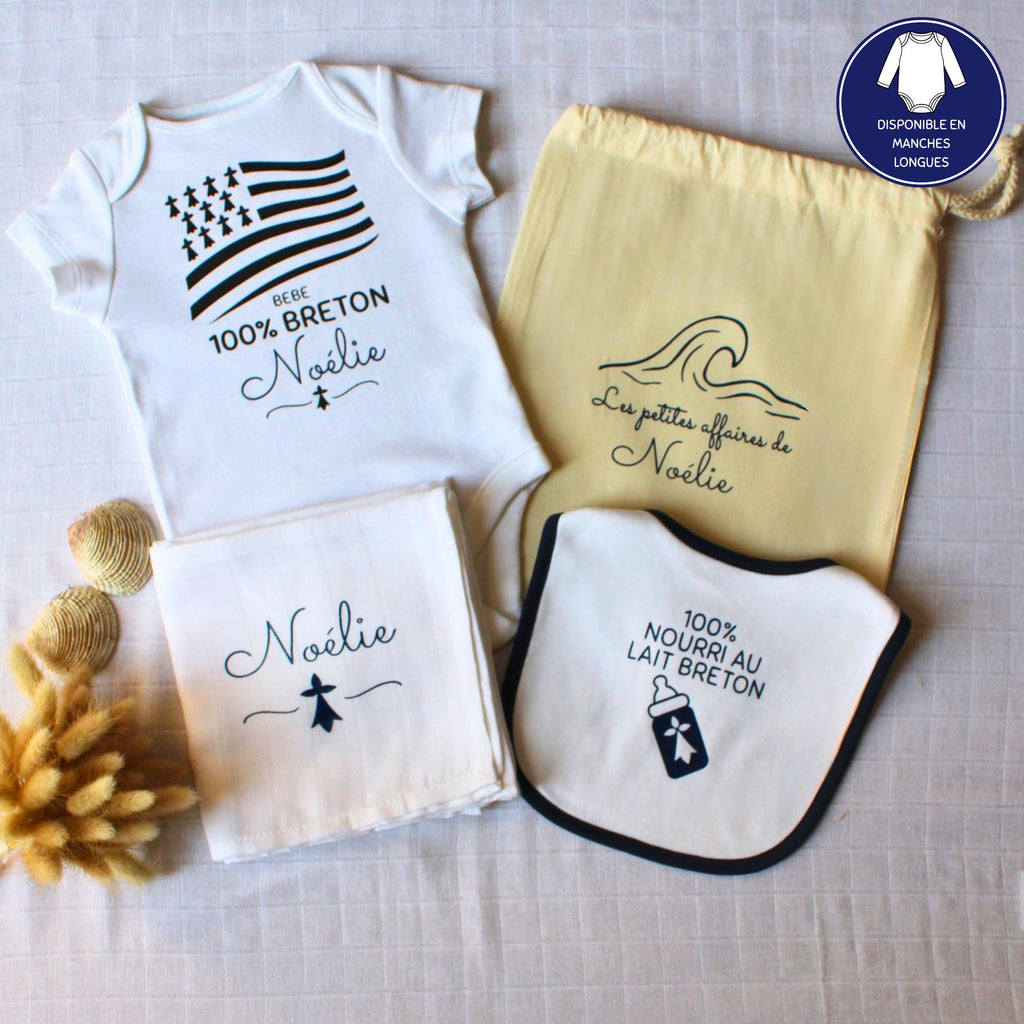 Kit de naissance breton personnalisé comprenant un body blanc 100% breton, un bavoir nourri au lait breton, un lange blanc et un pochon de rangement en tissu jaune.