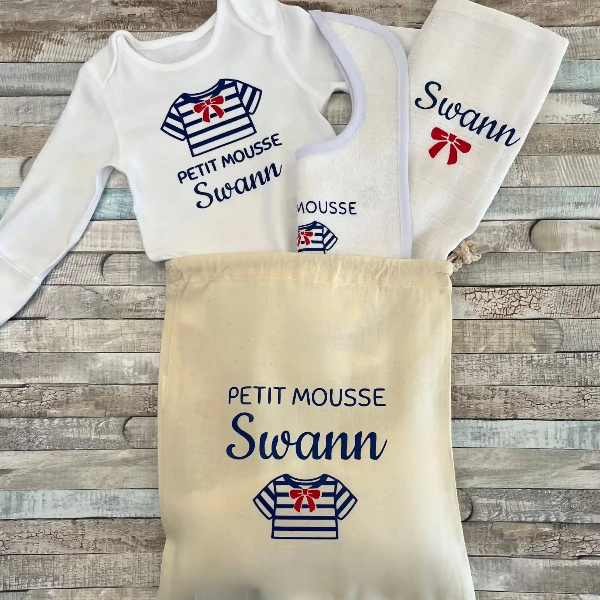 Kit de naissance thème matrin personnalisé comprenant un body blanc petit mousse, un bavoir, un lange blanc et un pochon de rangement en tissu beige