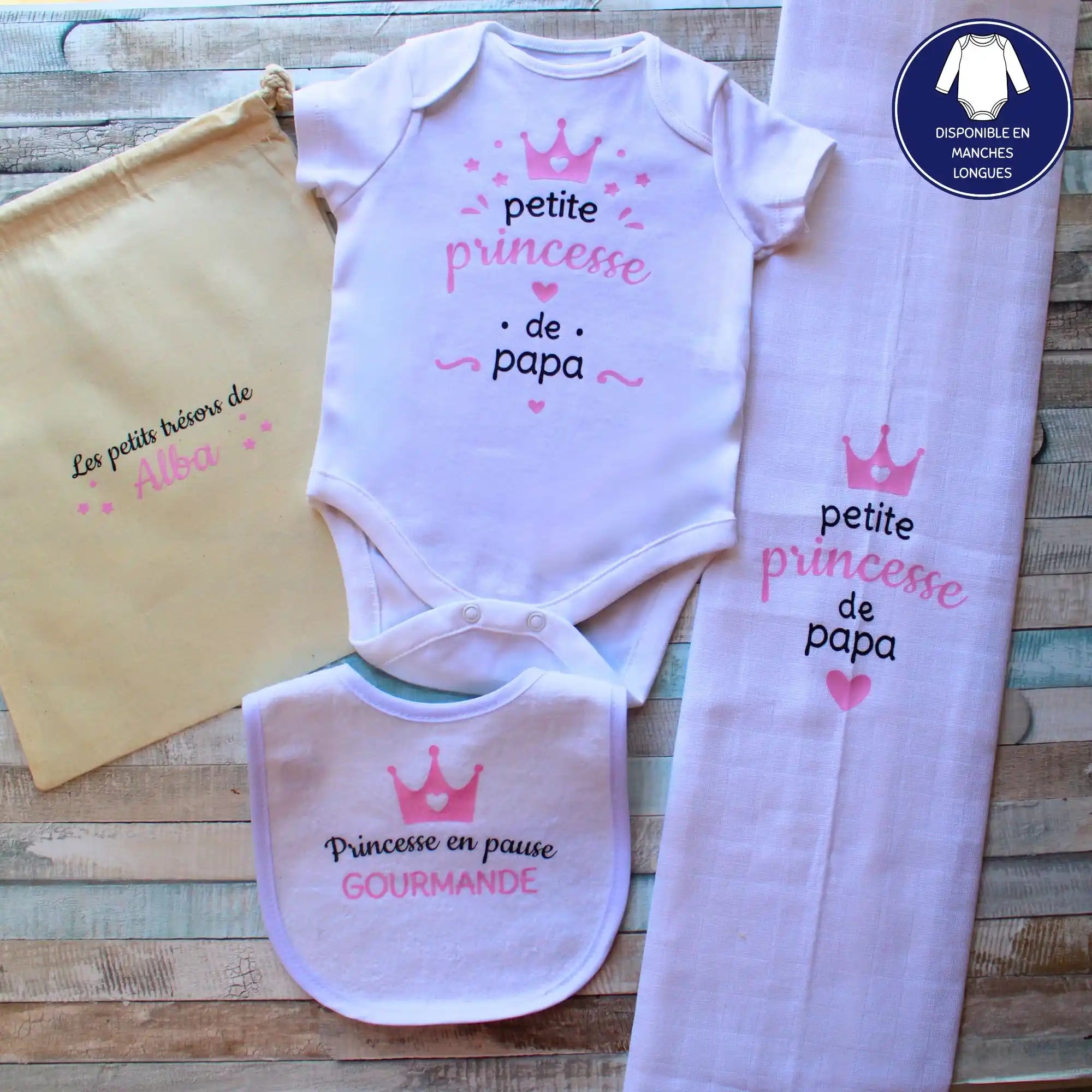 Coffret cadeau bébé : body personnalisé, bavoir, lange et pochon