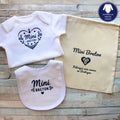 Coffret cadeau de naissance Mini Breton, kit bébé breton complet avec body, bavoir et pochon en coton, idée cadeau bébé Bretagne, produits bébés fabriqués en Bretagne.