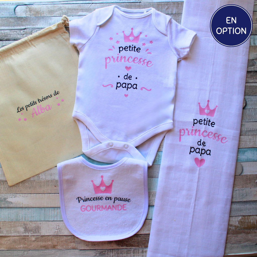 Coffret naissance complet : body bébé personnalisé Petite princesse, bavoir, lange et pochette assortis.