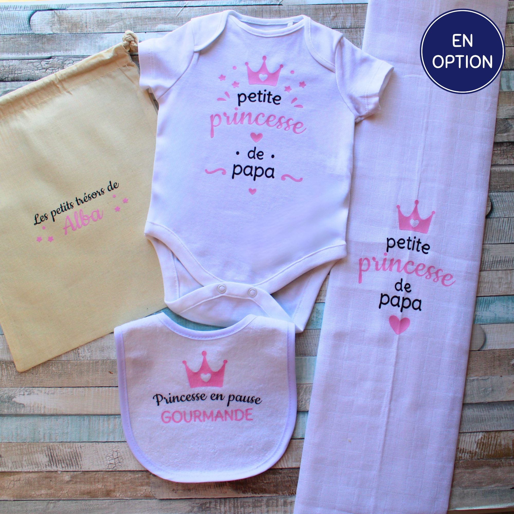Coffret naissance complet : body bébé personnalisé Petite princesse, bavoir, lange et pochette assortis.