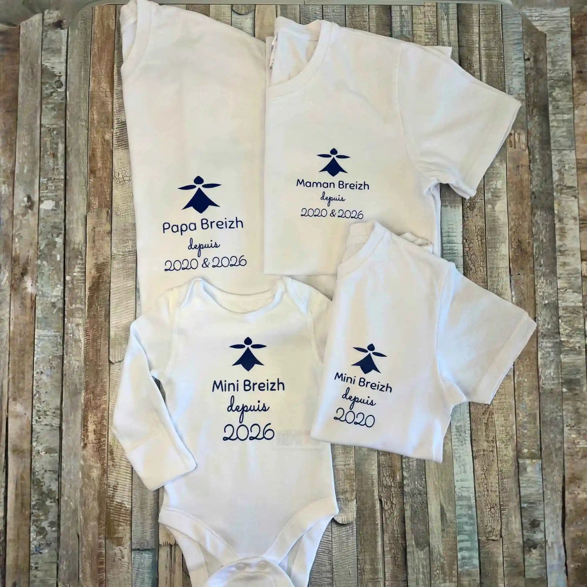 Ensemble de vêtements assortis pour la famille comprenant des t-shirts et un body bébé blancs personnalisés avec le logo d'hermine bretonne et l’inscription « Breizh depuis ».