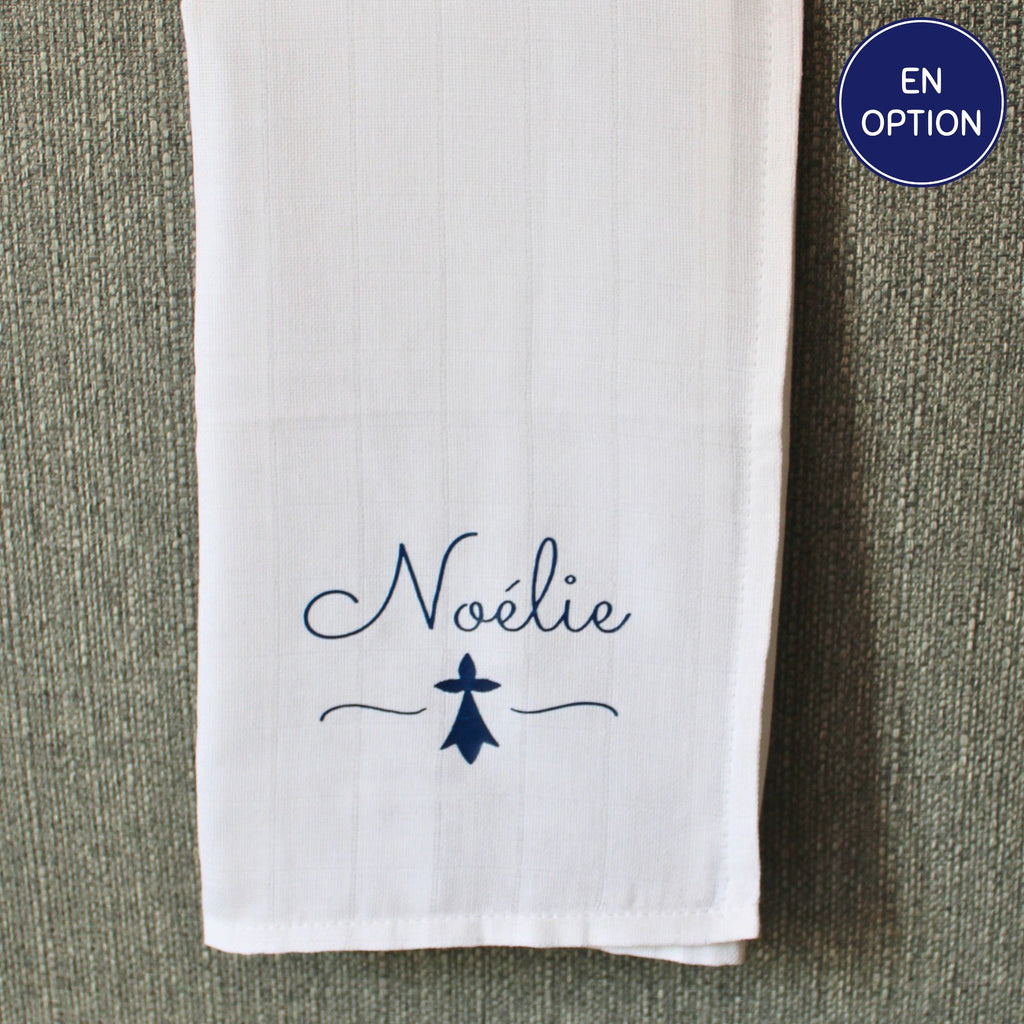 Lange en coton blanc pour bébé personnalisé avec le prénom Noélie écrit en bleu marine au-dessus d'un symbole d'hermine bretonne.