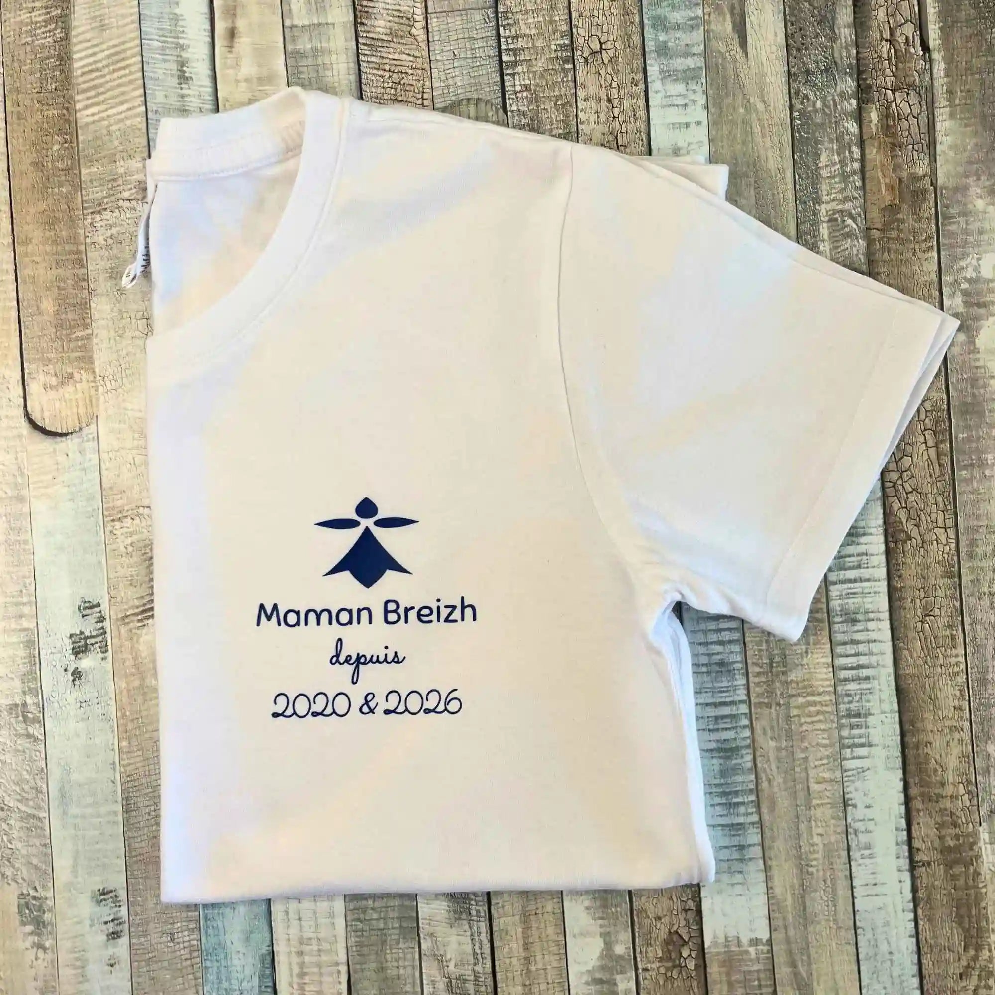 T-shirt blanc pour femme imprimé avec le symbole de l'hermine bretonne et l'inscription bleu marine « Maman Breizh depuis ».
