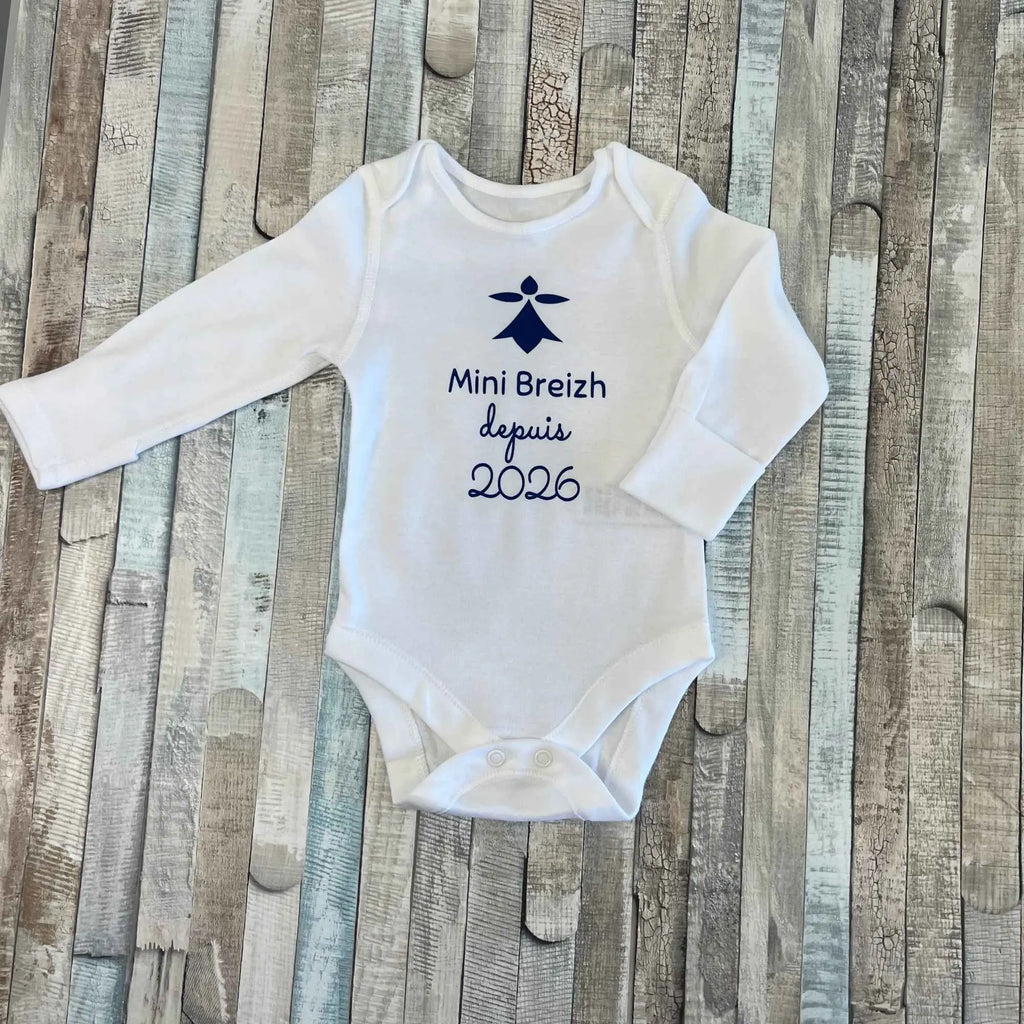 Body blanc à manches longues pour bébé imprimé avec l'hermine bretonne et le texte bleu marine « Mini Breizh depuis ».